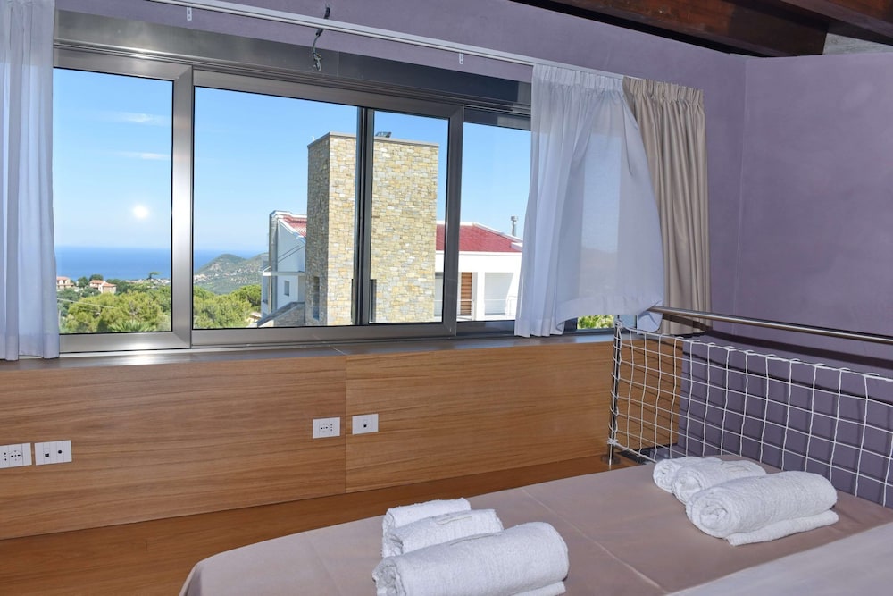 Deluxe Duplex, Pool Access, Sea View photo 2