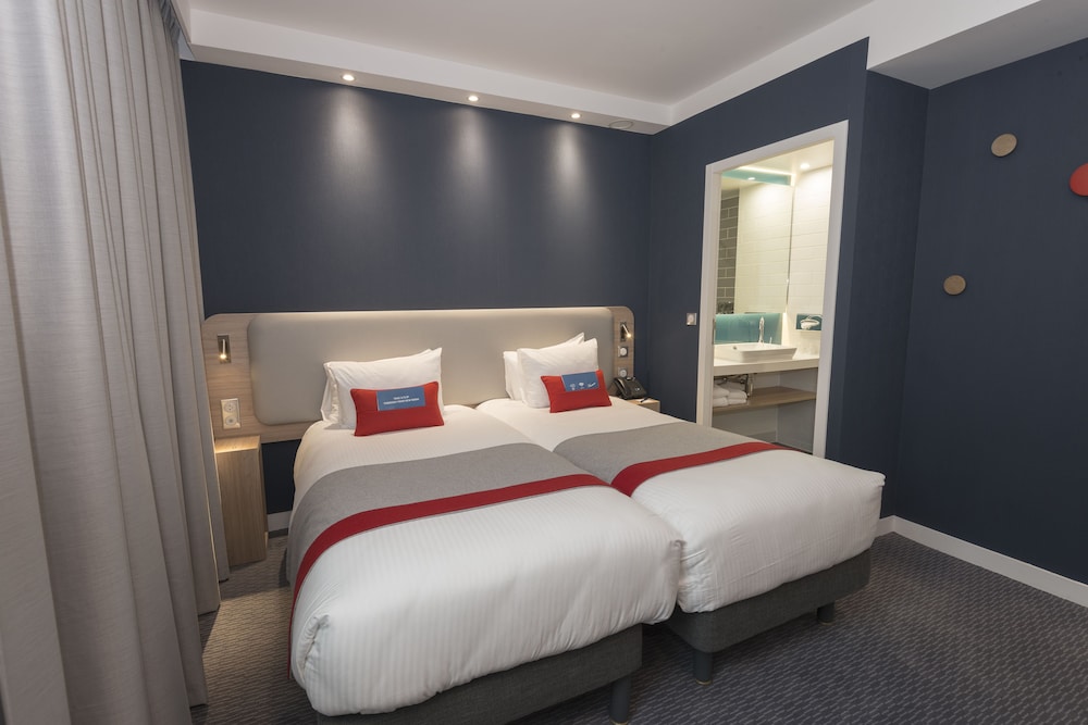 Standard Room, Multiple Beds (Free Breakfast) photo 3