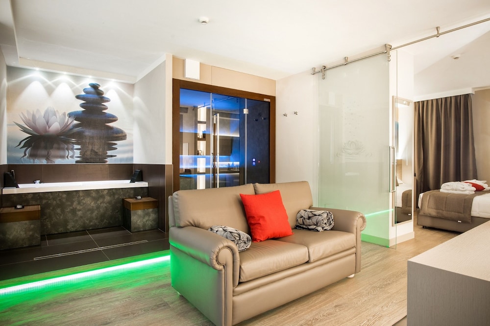 Luxury Suite - Photo 3