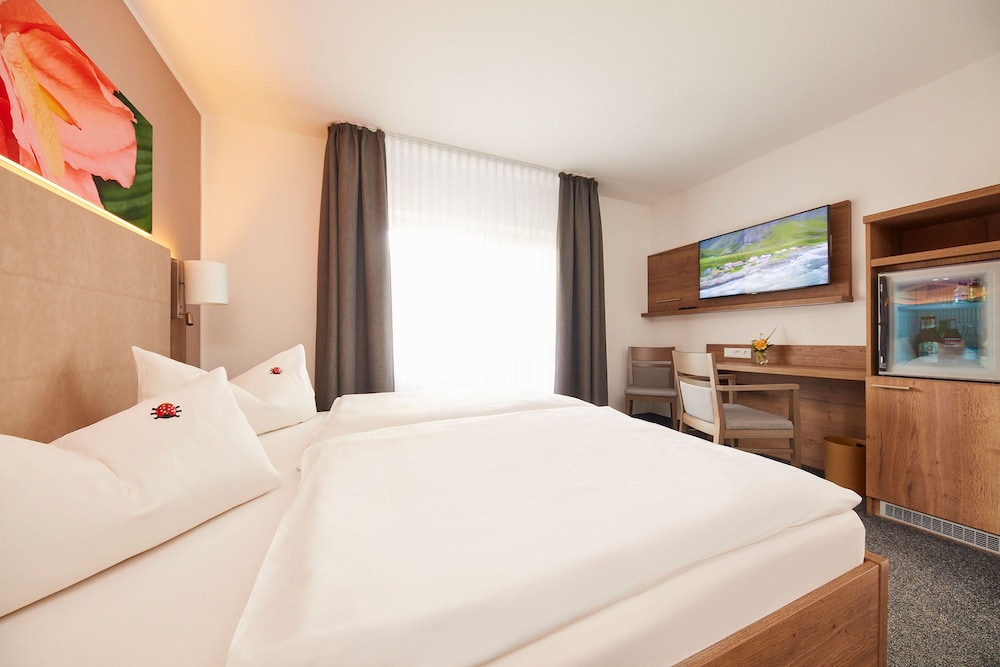 Deluxe Double Room, 1 Queen Bed, Non Smoking, Park View photo 1