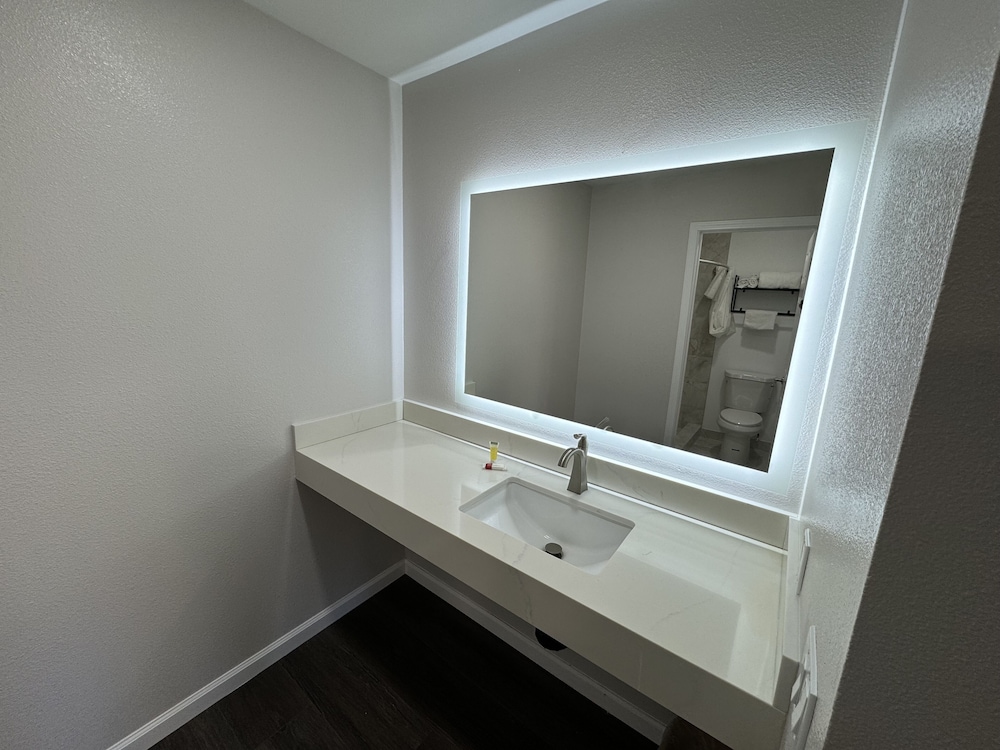 Single Room, 1 King Bed, Non Smoking photo 2