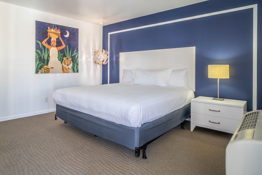 Standard Room, 1 King Bed - Photo 4
