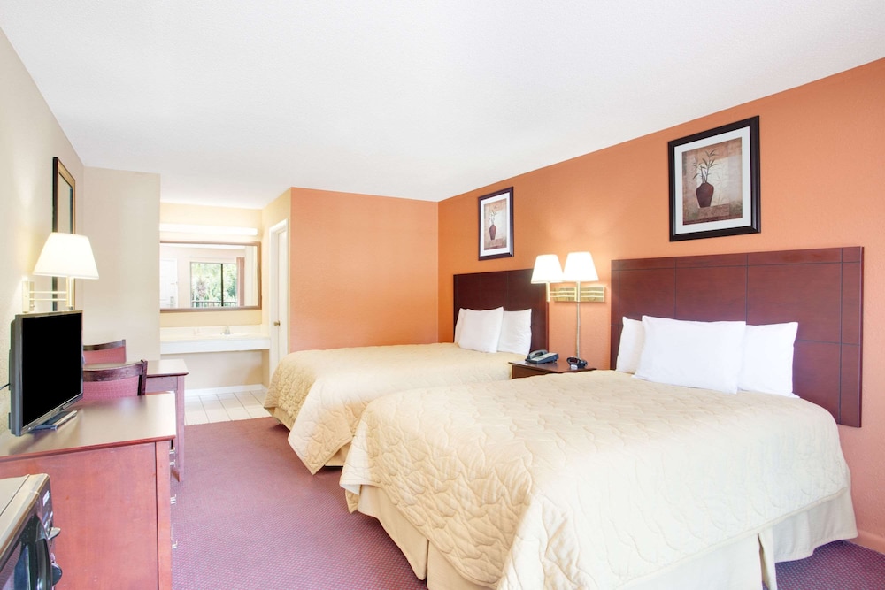 Standard Room, 2 Queen Beds, Smoking - Photo 2