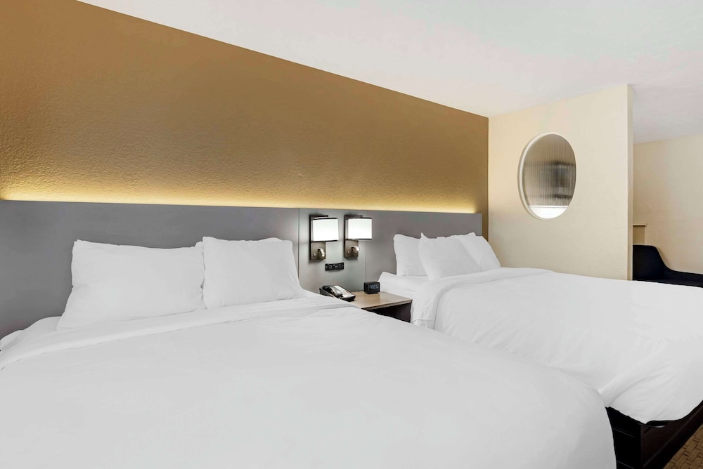 Suite, Multiple Beds, Non Smoking - Photo 2