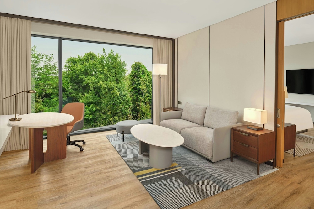Deluxe Suite, 1 King Bed, Non Smoking, City View