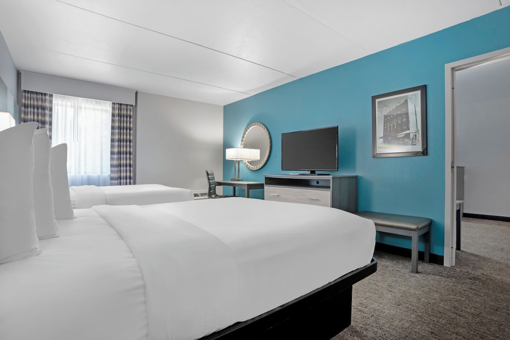 Suite, Multiple Beds, Non Smoking, Refrigerator & Microwave (with Sofabed) - Photo 1