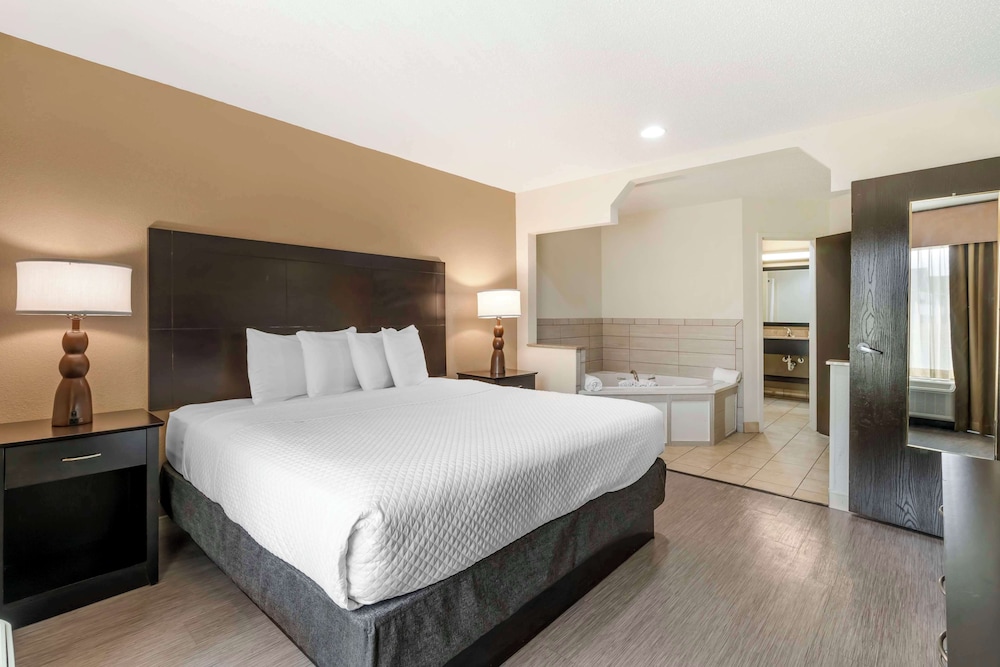 Suite, 1 King Bed, Non Smoking, Jetted Tub - Photo 1