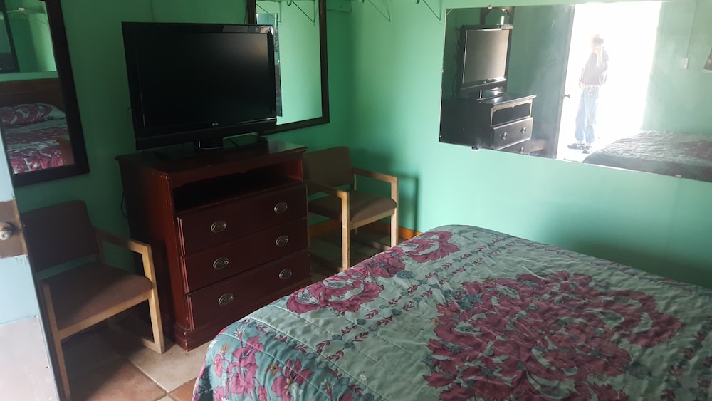 Basic Room, 1 Queen Bed photo 3