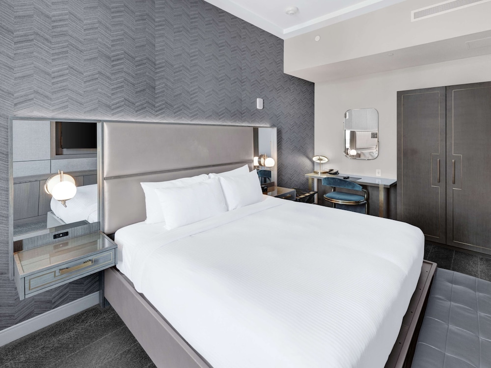 Suite, 1 King Bed, Club Lounge Access (Petite Lounge) - Photo 1