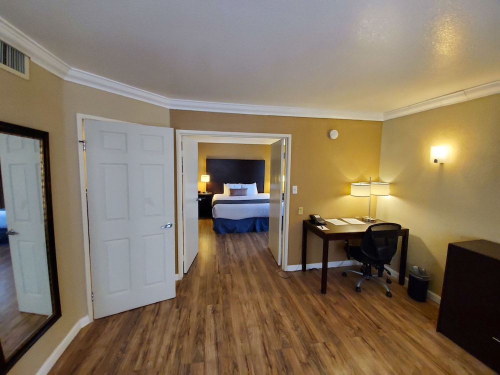 Executive Suite, 1 King Bed, Non Smoking