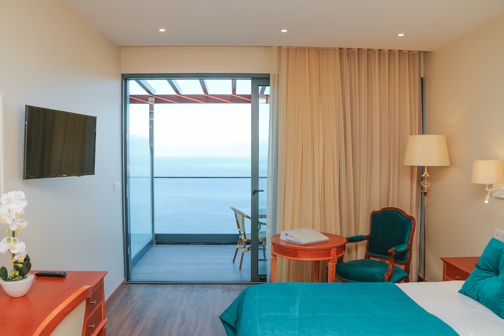 Double or Twin Room, Balcony, Bay View - Photo 2