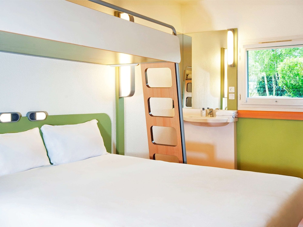 Triple Room with a large bed and a bunk bed