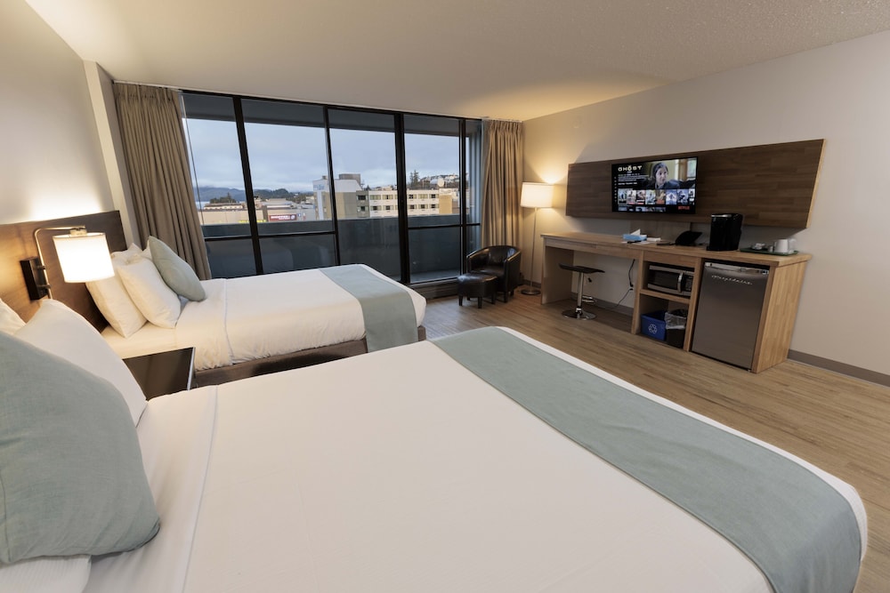Standard Room, 2 Queen Beds, Balcony, Partial Ocean View - Photo 4