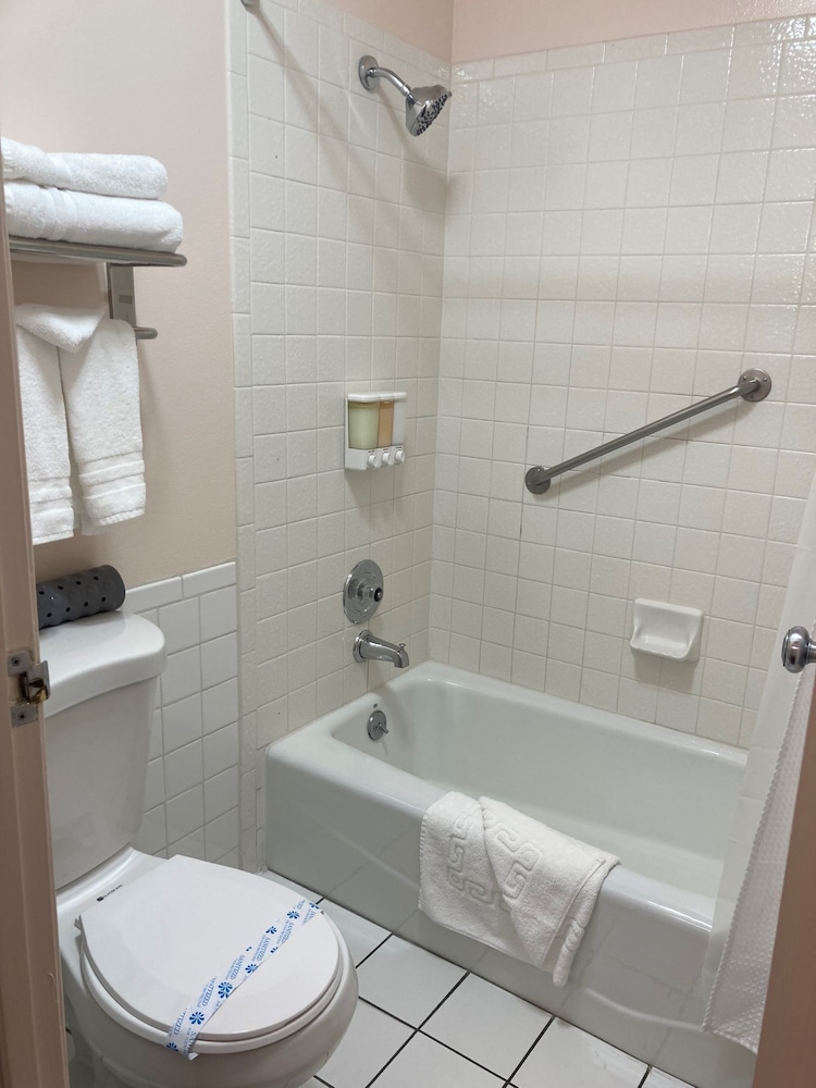 Standard Room, 2 Queen Beds, Non Smoking, Partial Ocean View - Photo 7
