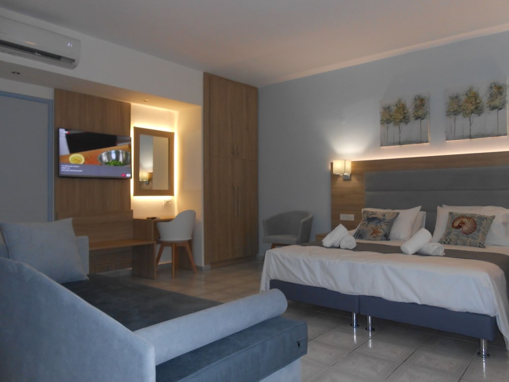 Classic Studio, 1 Bedroom, Partial Sea View