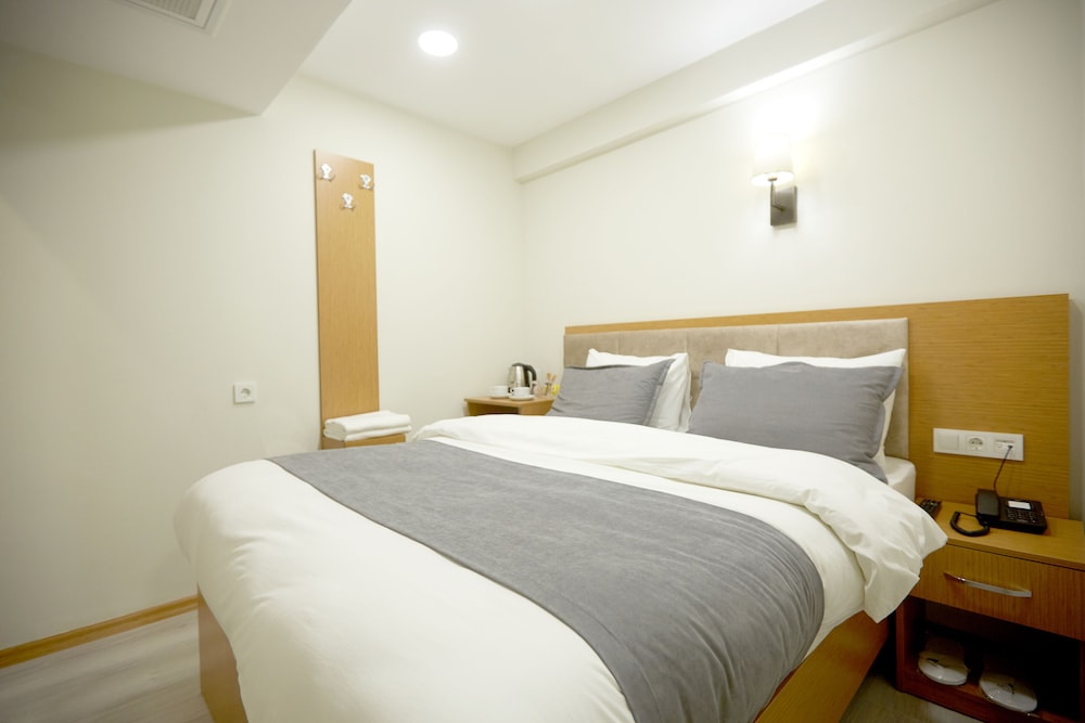 Standard Quadruple Room, City View photo 3