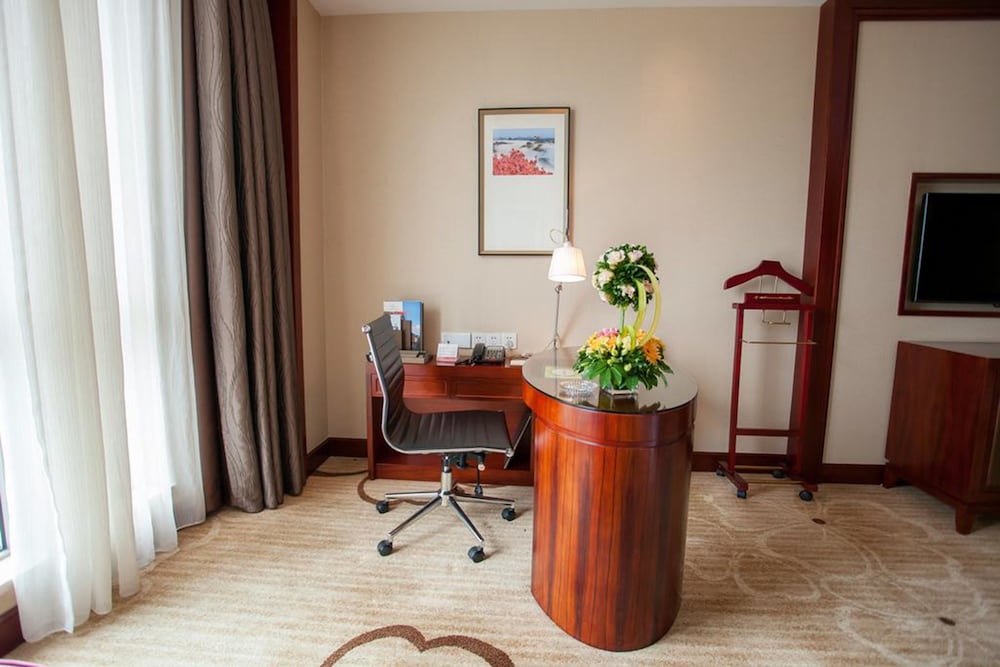 Deluxe Room, 1 King Bed photo 2