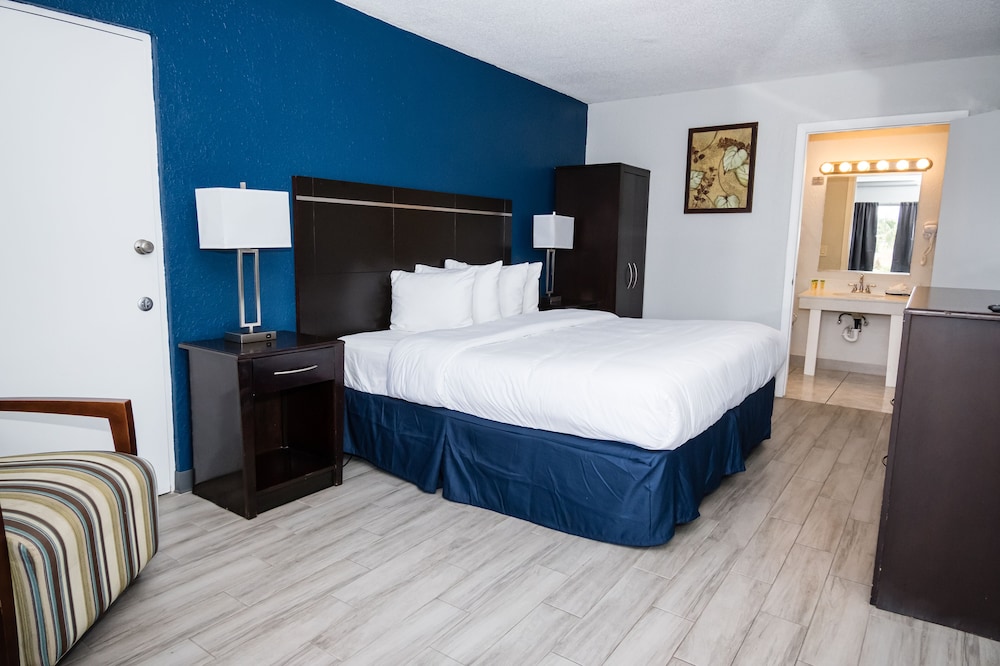 Deluxe Room, 1 King Bed, Accessible, Non Smoking photo 3