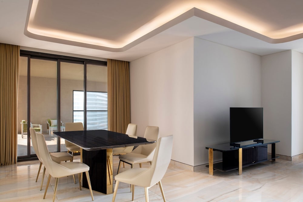 Suite, 2 Bedrooms, Balcony (Sea View) - Photo 2