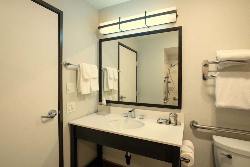 Room (2 Twin Bunks over 2 Queen Beds) - Photo 6
