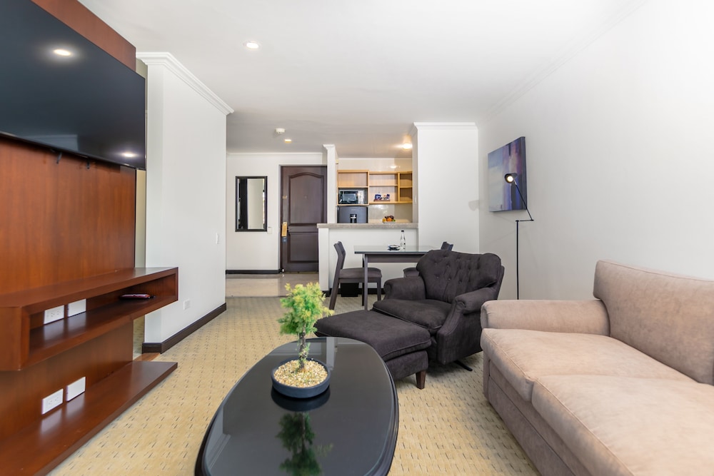 Executive Studio Suite, 1 King Bed, Kitchen - Photo 3