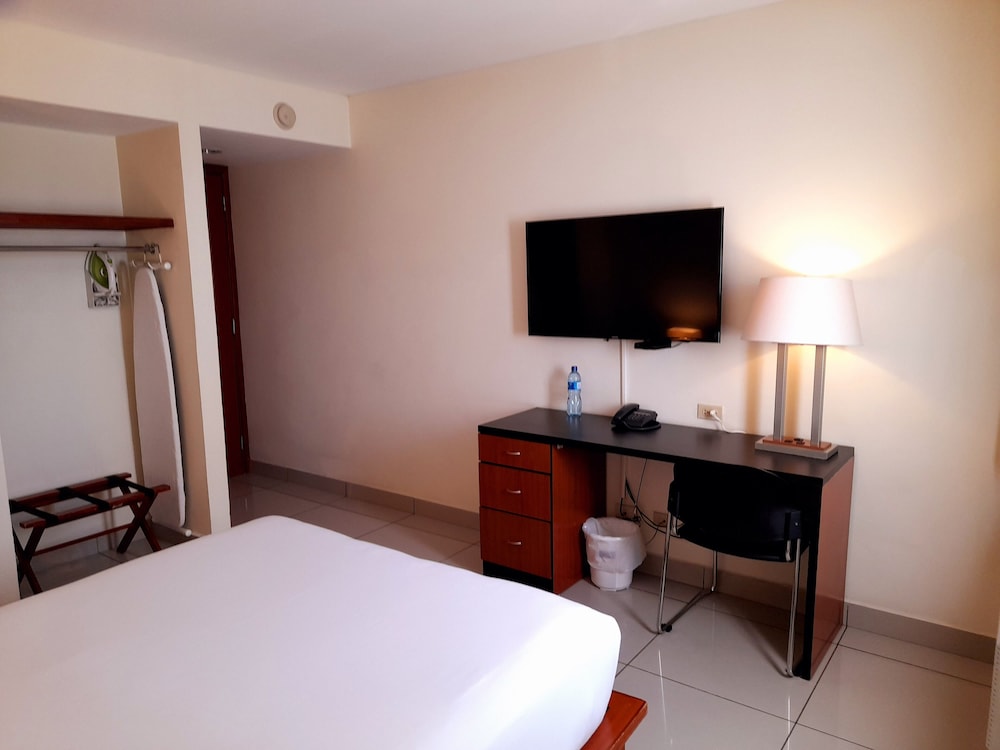 Standard Room, 1 Queen Bed, Non Smoking - Photo 3