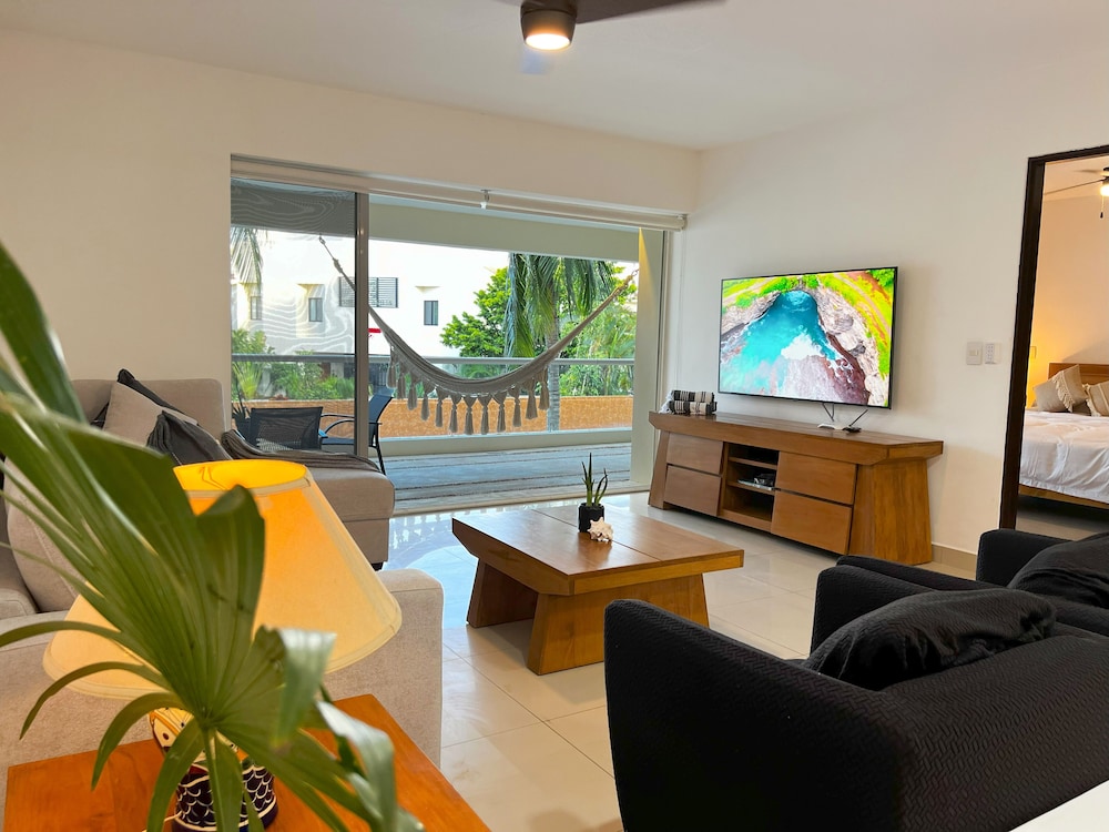 Family Apartment, 2 Bedrooms, Pool View, Poolside