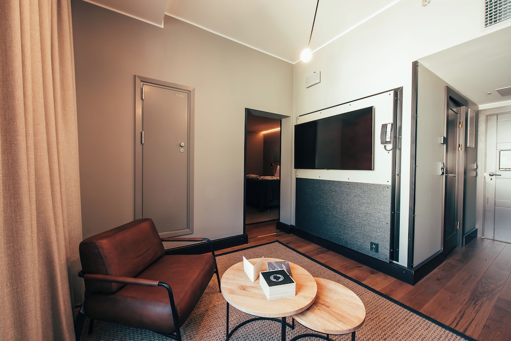 Deluxe Room, 1 King Bed, Non Smoking (Sitting Area) photo 3