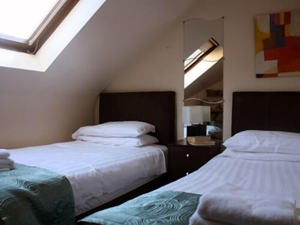 Superior Twin Room, Ensuite photo 3
