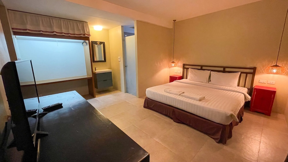 Standard Room, 1 King Bed photo 2