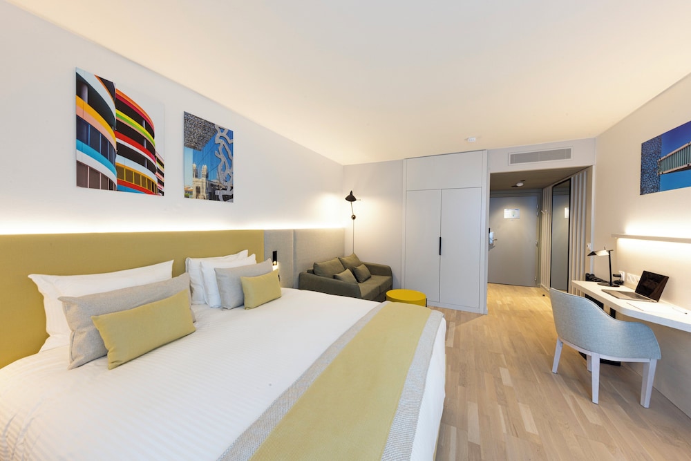 Premium Room, 1 King Bed with Sofa bed - Photo 4
