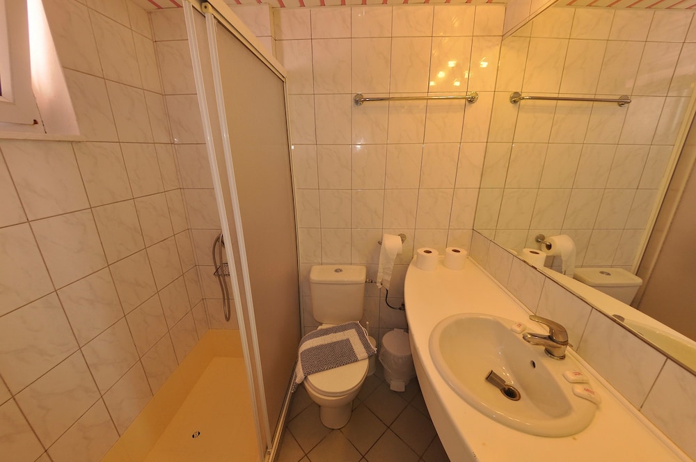 Quadruple Room, Partial Sea View - Photo 2