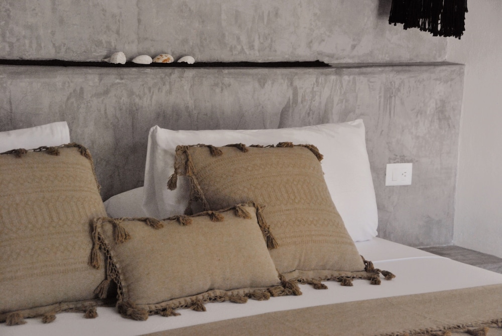 King Suite with Balcony - Photo 4