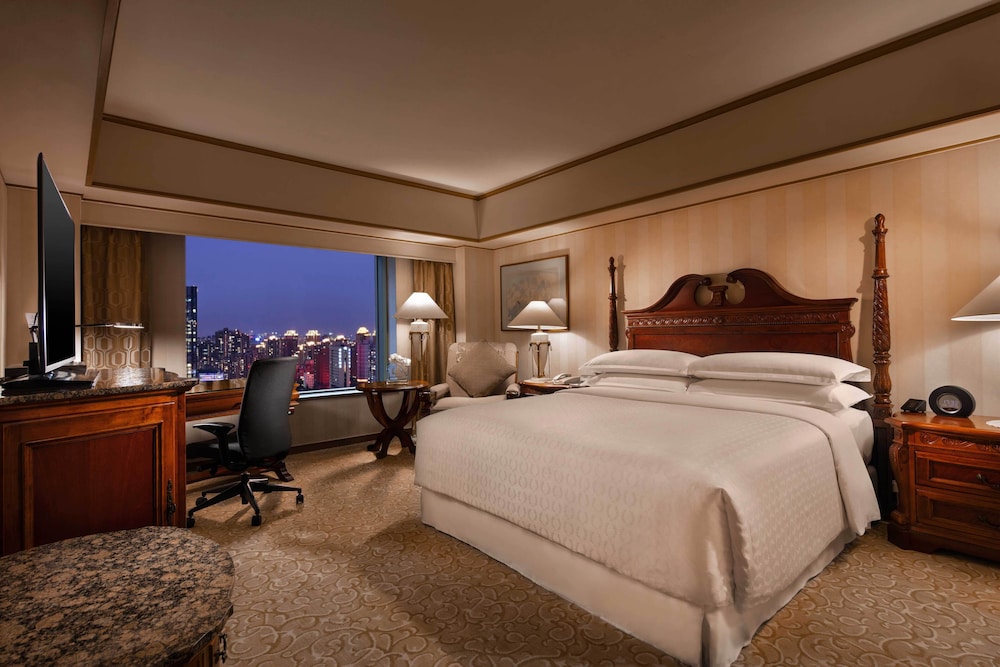 Club Queen Room (Inclusive of Executive Lounge access)