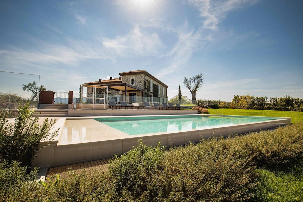 Villa, Smoking photo 3