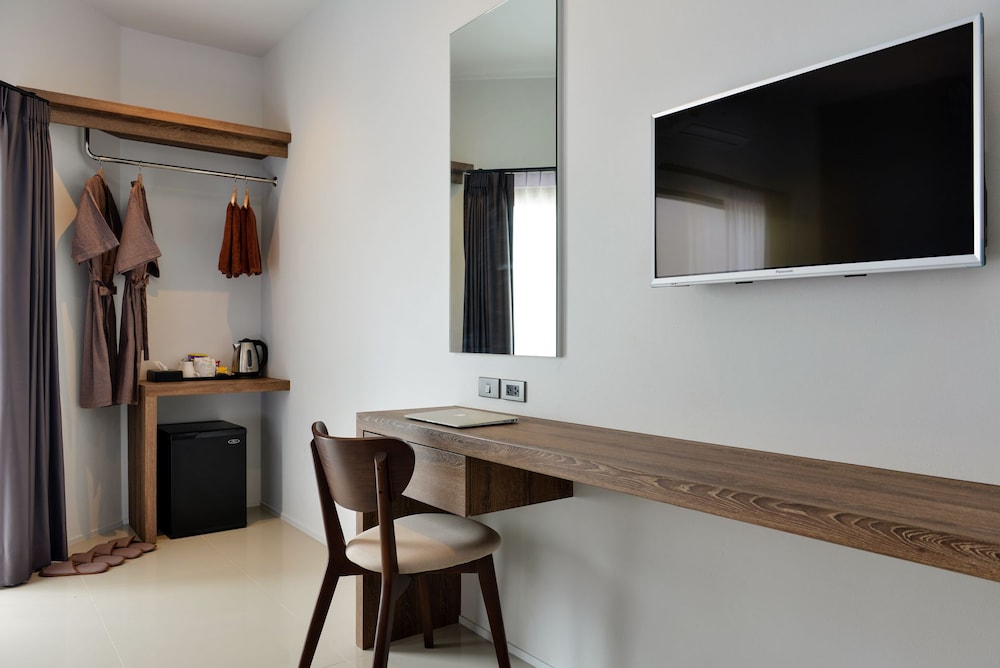 Deluxe Twin Room with Pool Access photo 2