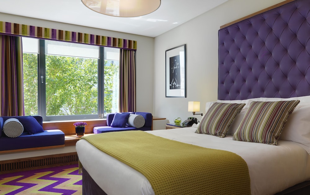 Room, Garden View