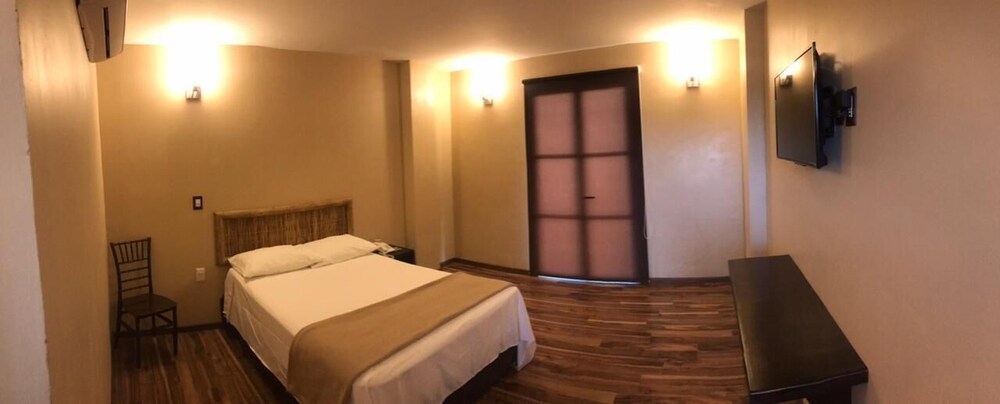 Deluxe Mini Suite