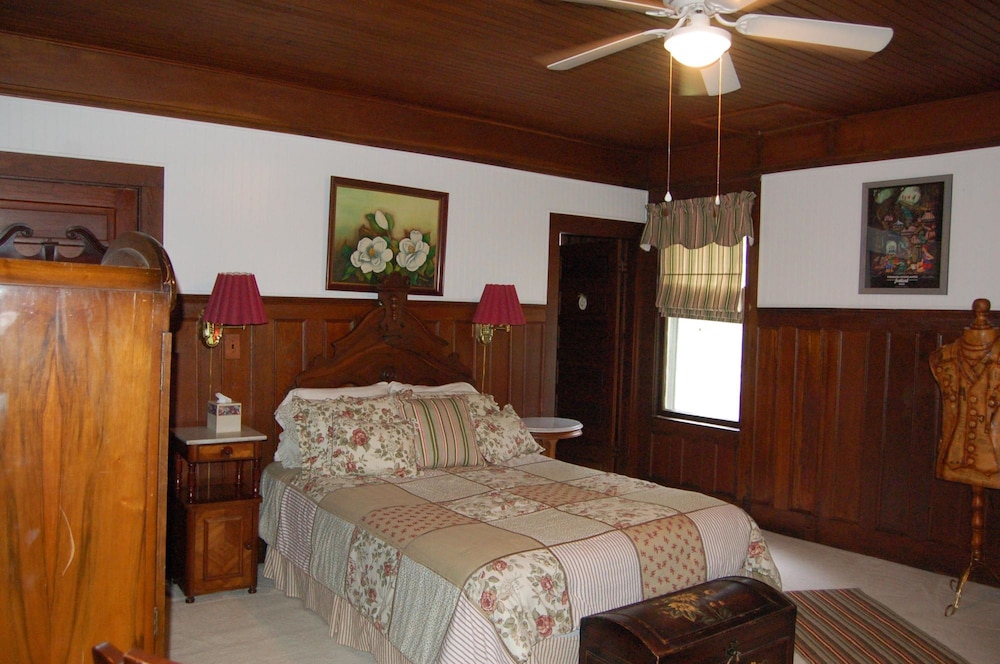 Superior Suite, 1 Queen Bed, Private Bathroom (Rambo)