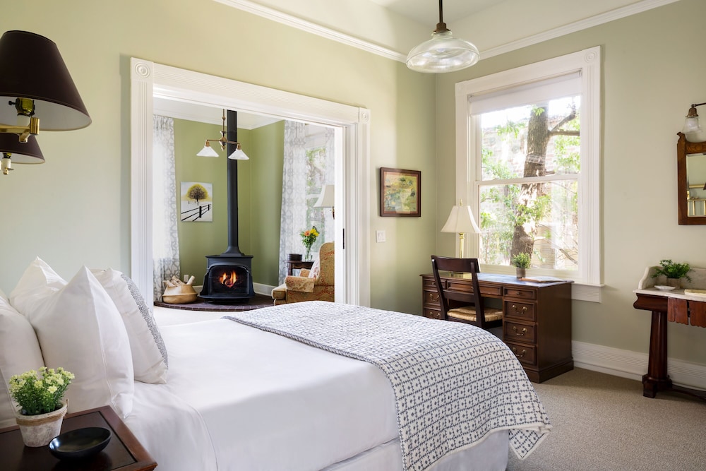 Superior Suite, 1 Queen Bed, Fireplace photo 1