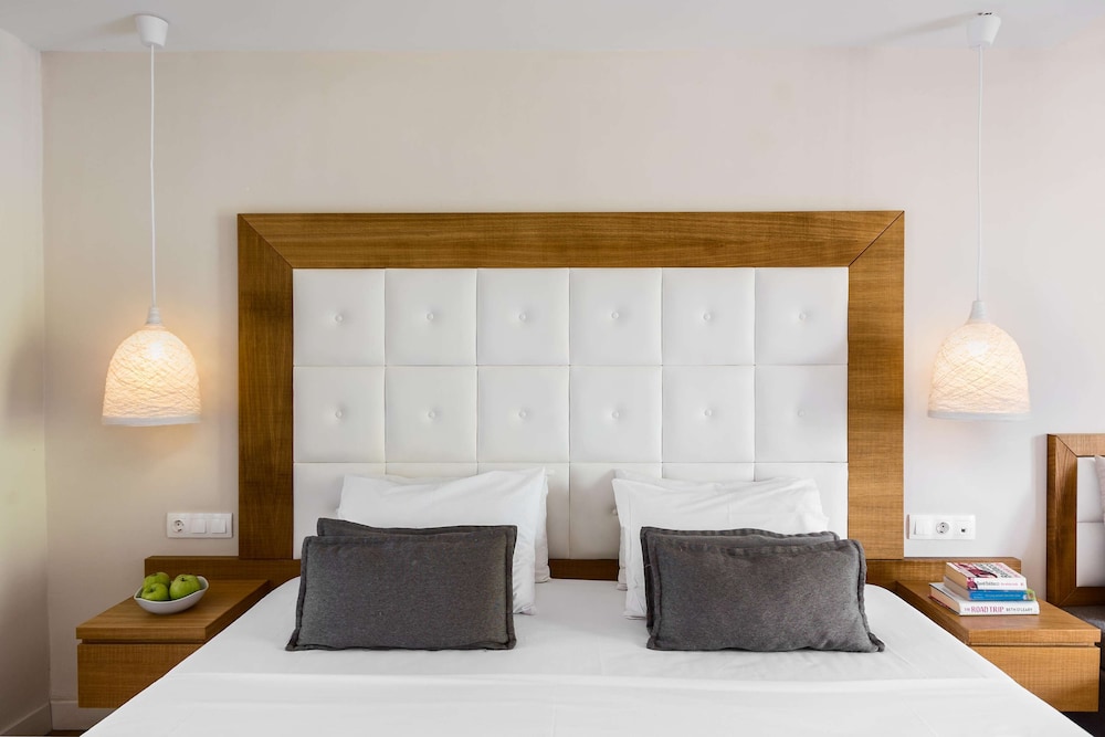 Deluxe Swim-Up Room - Photo 1