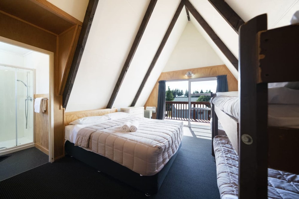 Six Bed Ensuite Dorm photo 2