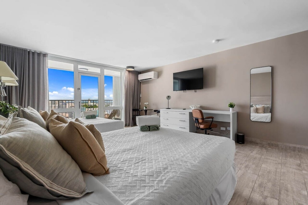 City Studio, 2 Queen Beds, Partial Ocean View