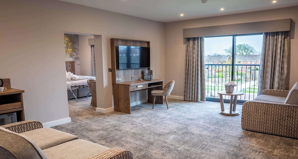 Suite, 1 King Bed, Balcony, Garden View - Photo 1