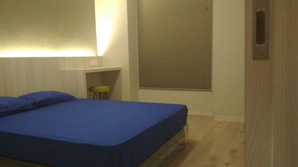 Standard Room, 1 Queen Bed, Private Bathroom photo 3
