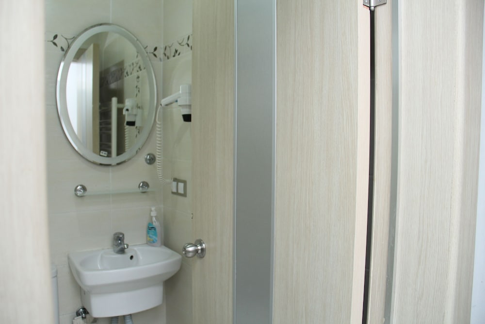Standard Triple Room, 3 Twin Beds, Smoking, City View photo 3