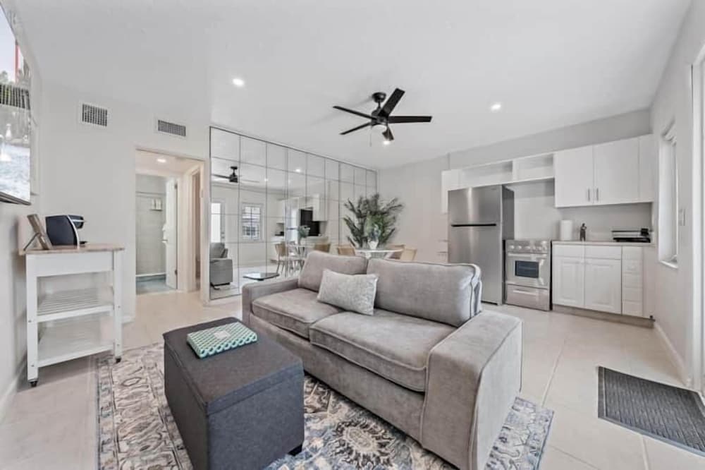 Unit 6 Seagull- Queen Oceanfront Condo