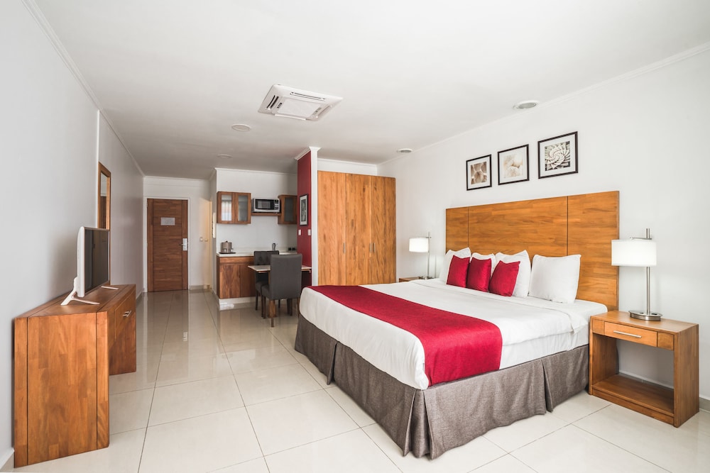 Signature Suite, 1 King Bed, Kitchenette, City View photo 2