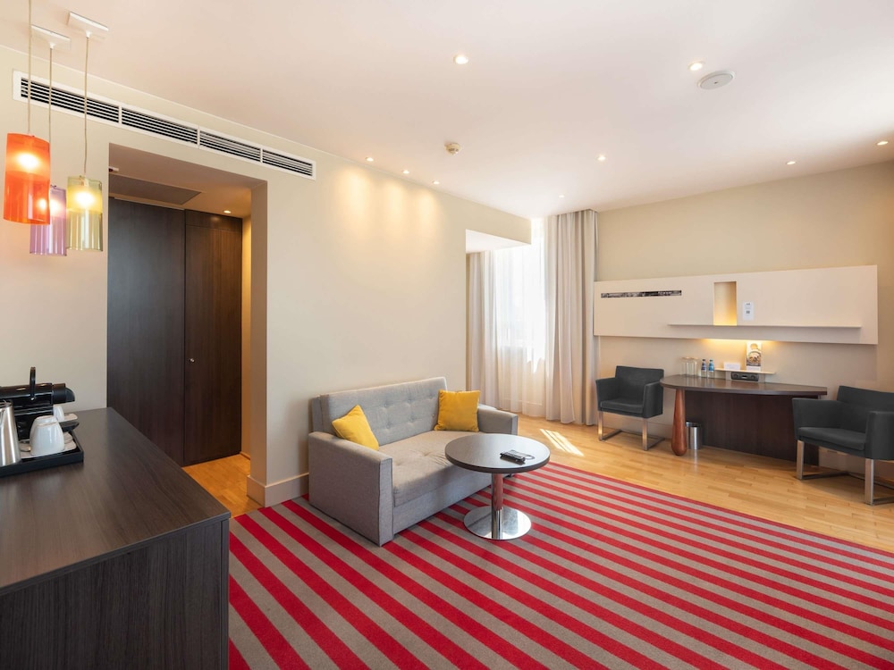 Deluxe Suite, 1 King Bed photo 3