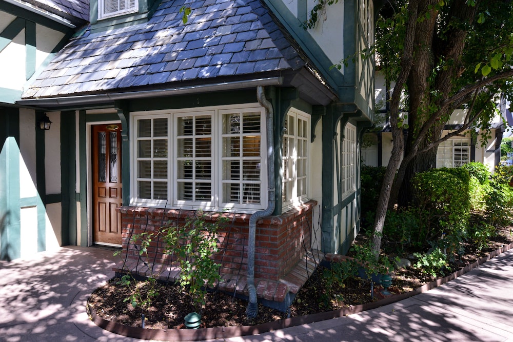 Cottage - Photo 1